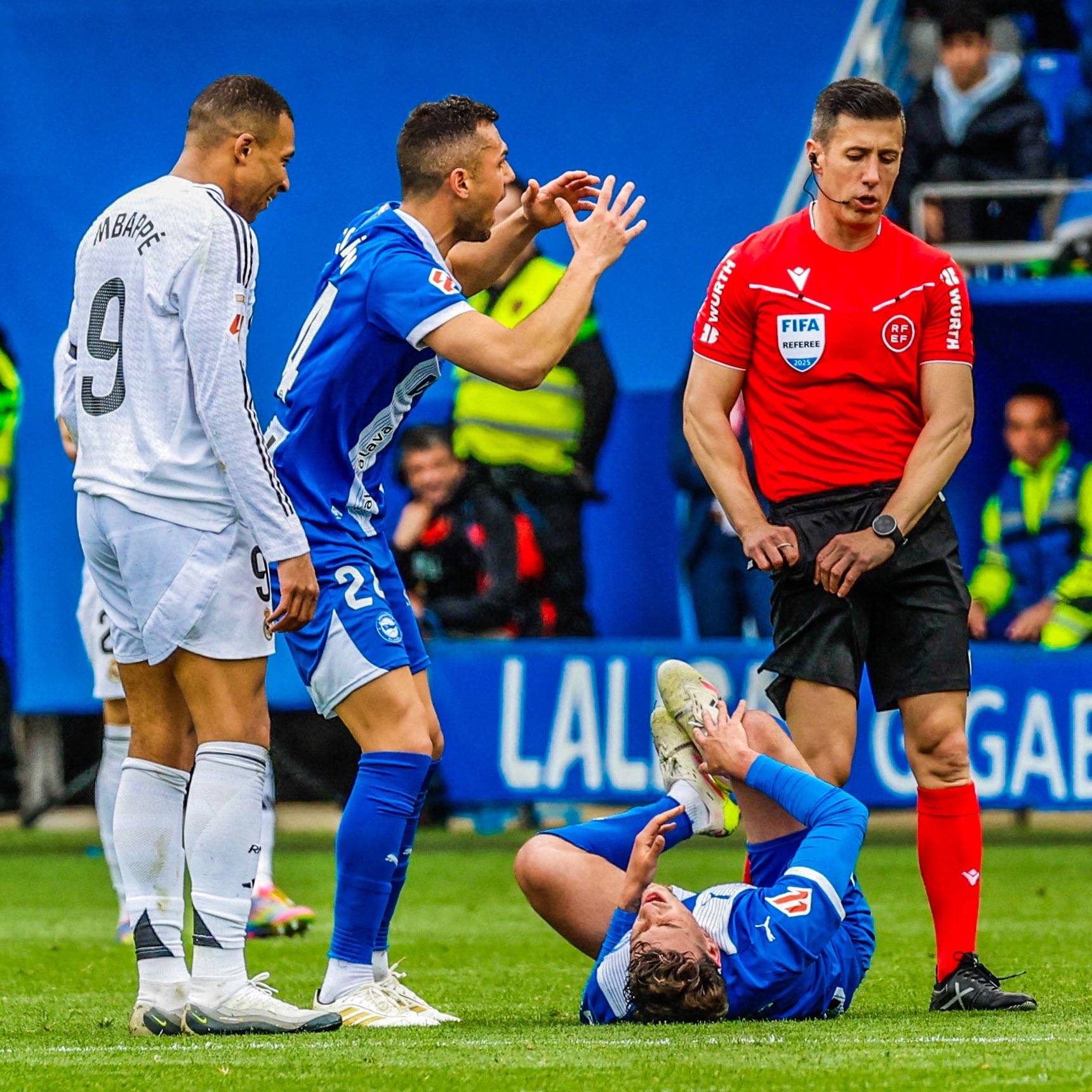 J9九游会官网姆巴佩在G2比赛中比赛局势复杂，败北引发热议！赛场气氛高涨(姆巴佩mvp)